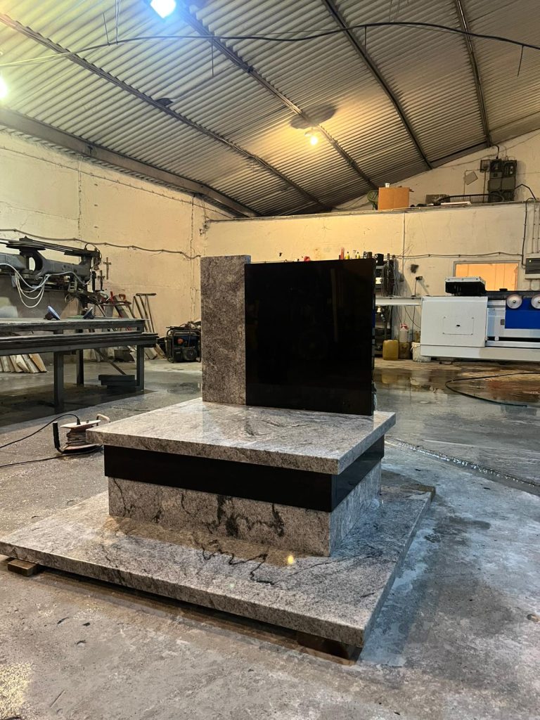 Nagrobek granitowy urnowy wykonany na Śląsku – realizacja Katowice